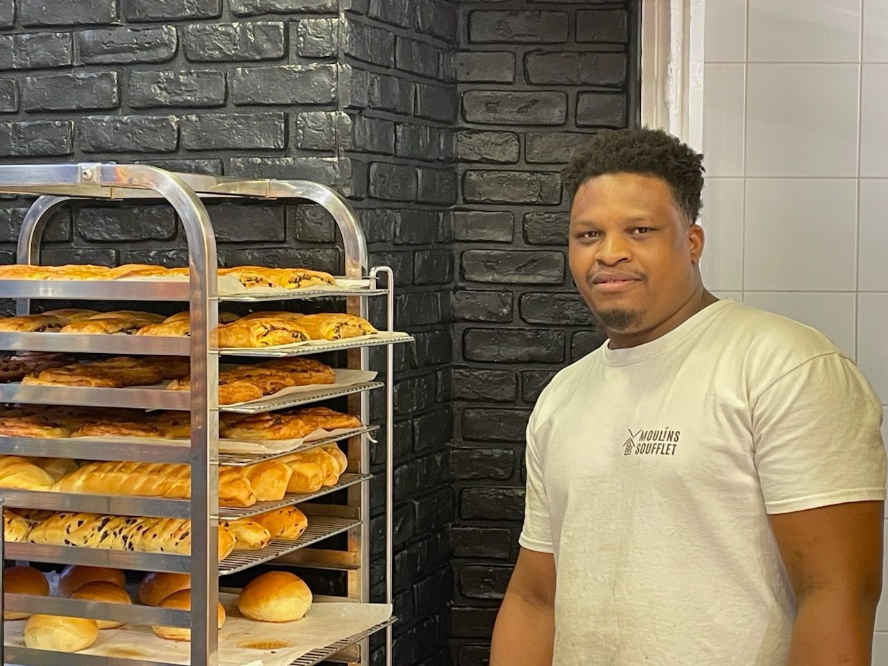 Sissoko, employé de la boulangerie « Chez Edwige »