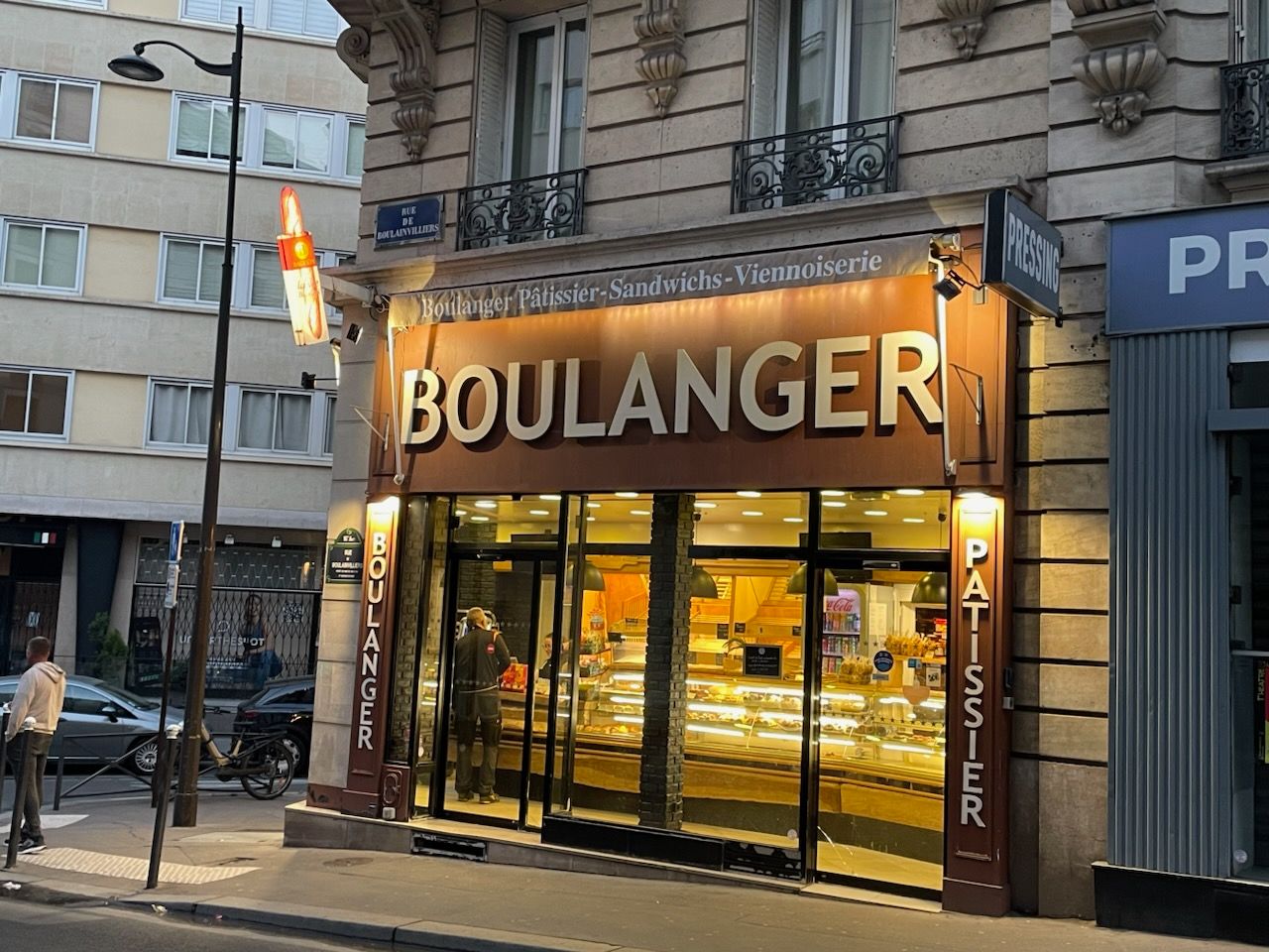 Mardi 21 avril, 6h30, la boulangerie rue de Boulainvilliers est ouverte !